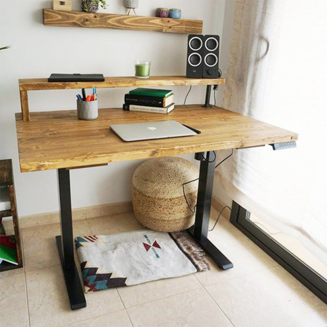 A mesa de Oniro foi levantada com borda reta com prateleira